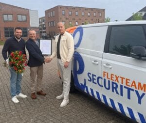 Groepsfoto voor het Hoeflake-bus ter gelegenheid van de ISO27001 certificering uitreiking